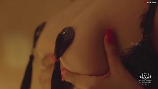 Danse sexy en petite tenue, striptease torride et branlette en solo par des déesses au corps de rêve